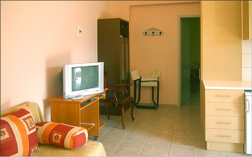 Apartment - Fernseher und Schlafzimmertr