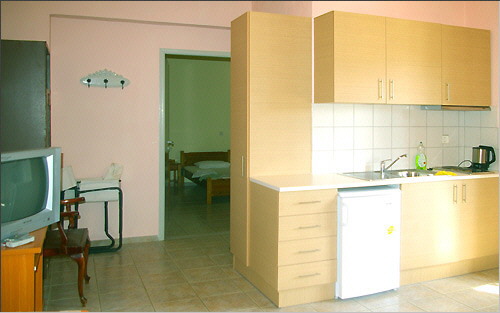 Apartment - Schlafzimmertr und Kchenzeile